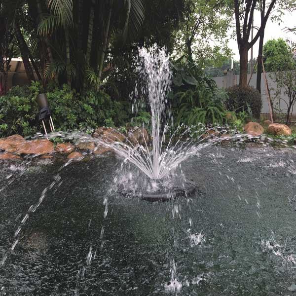 Floating Fountain nozzle with a wide spray pattern